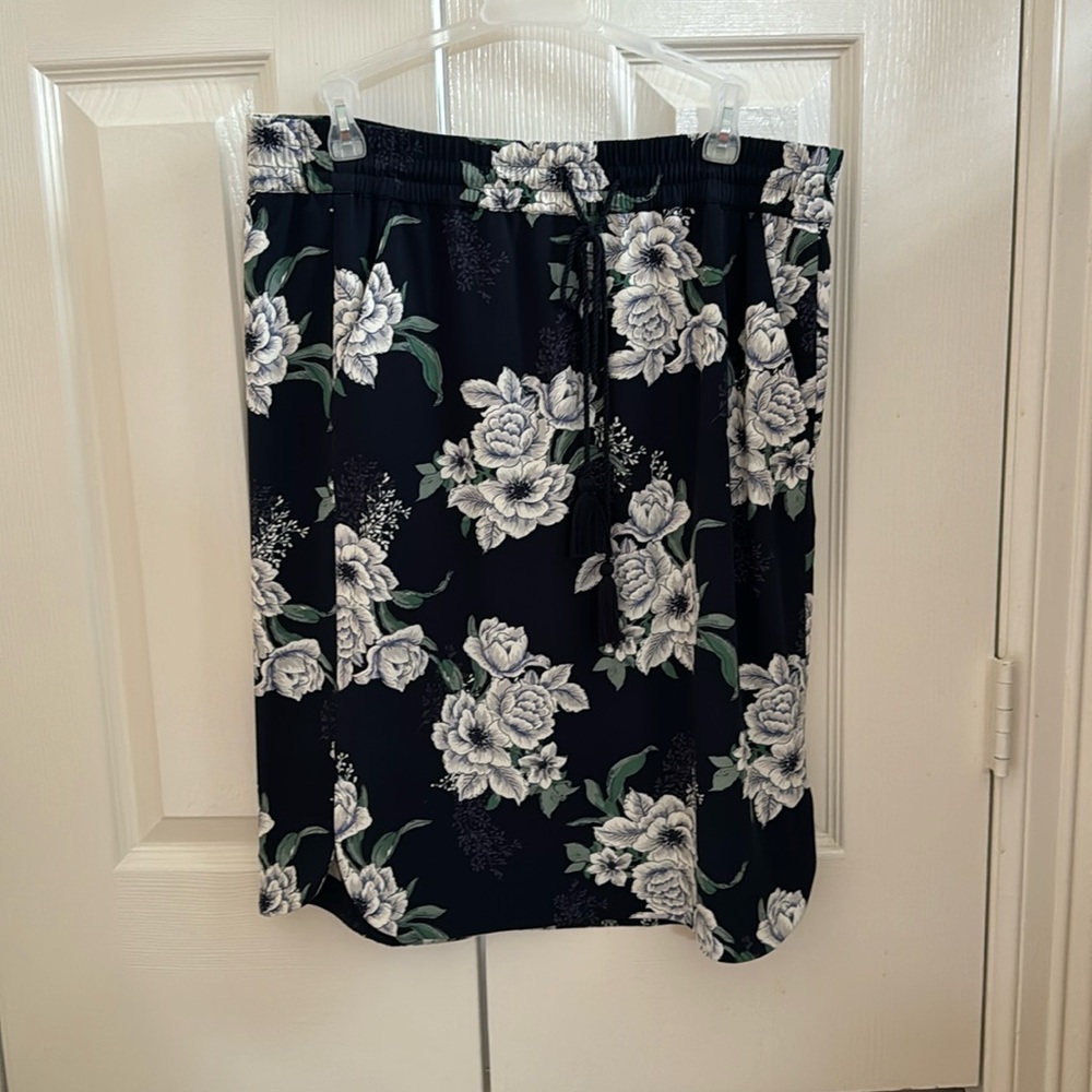 Ladies midi skirt with elasticated waist, size medium